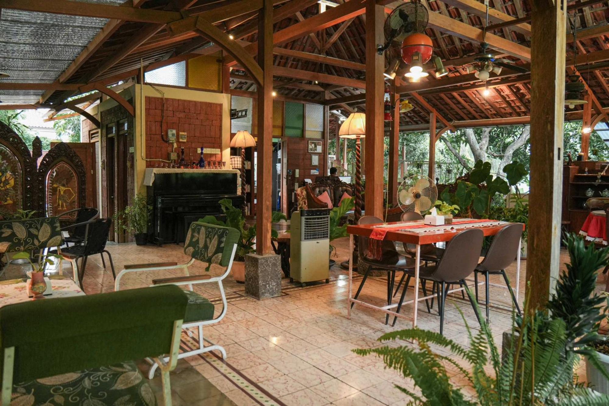 Djajanti House Bed & Breakfast Semarang Exterior photo