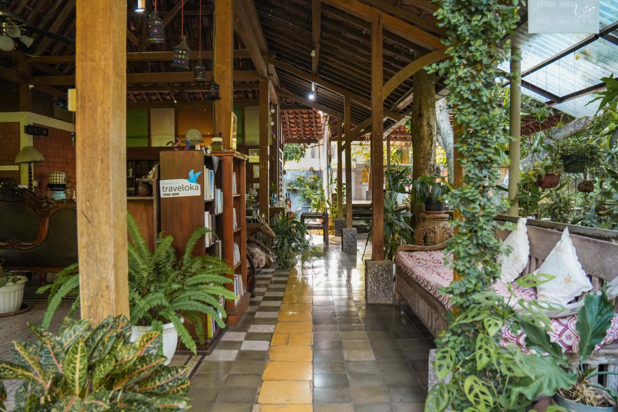 Djajanti House Bed & Breakfast Semarang Exterior photo